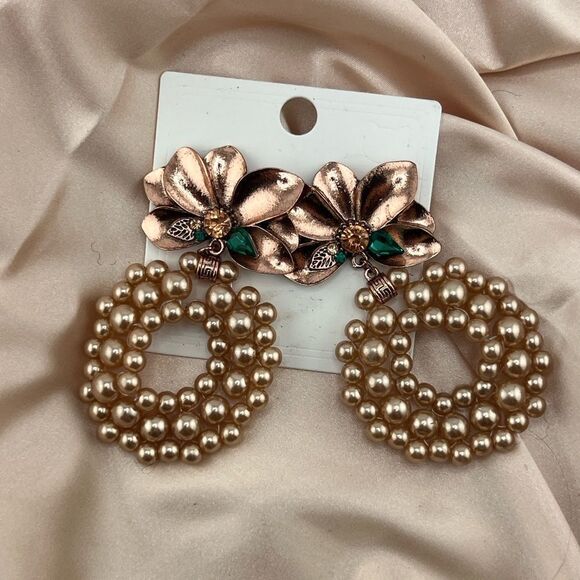 Elegant Pearl Hoop Earrings with Floral Accent - Picture 4 of 8